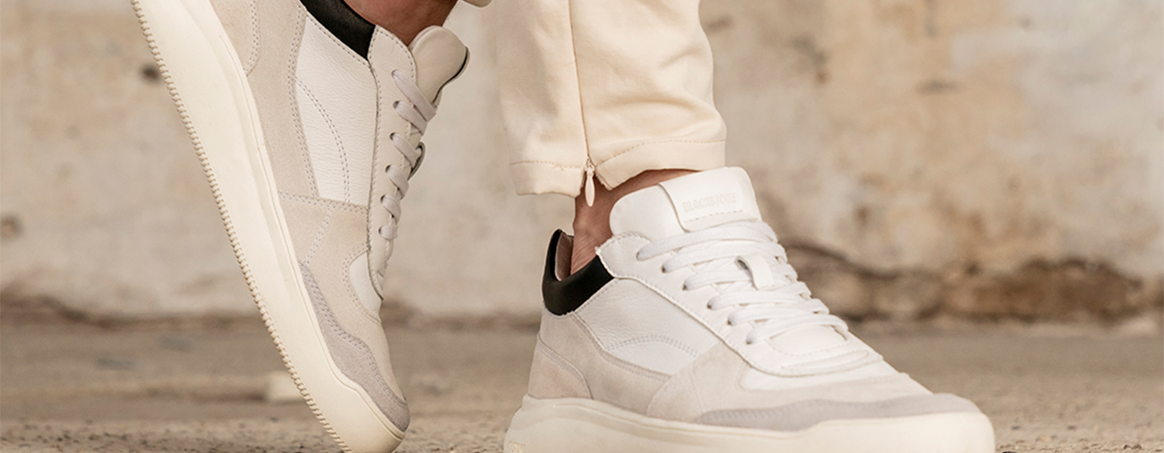 Witte sneakers combineren