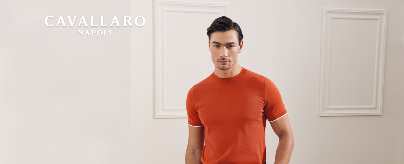 Man in rood Cavallaro t-shirt Schulte