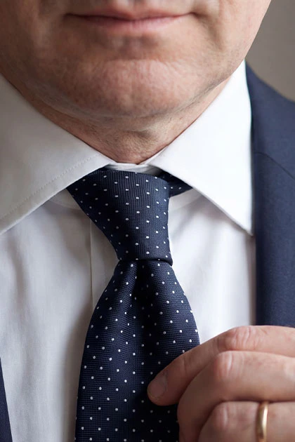 Man met halve windsor stropdas schulte