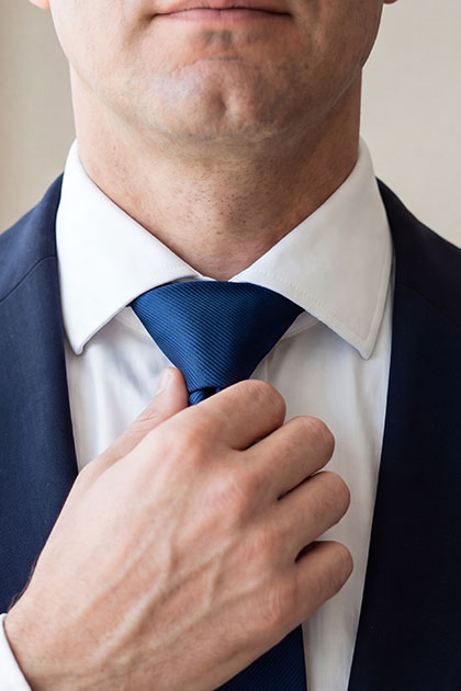 Man met double windsor stropdas schulte
