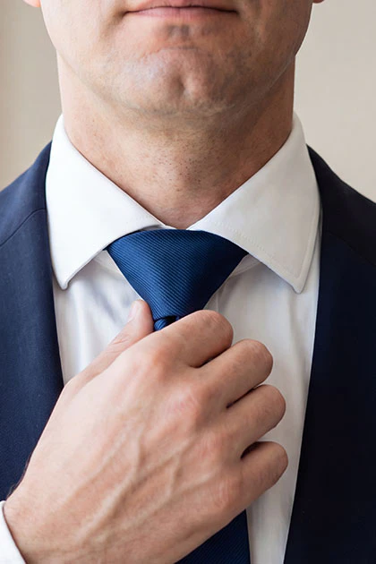 Man met double windsor stropdas schulte