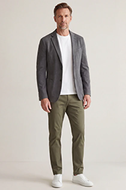 Het casual colbert voor heren dragen met een chino