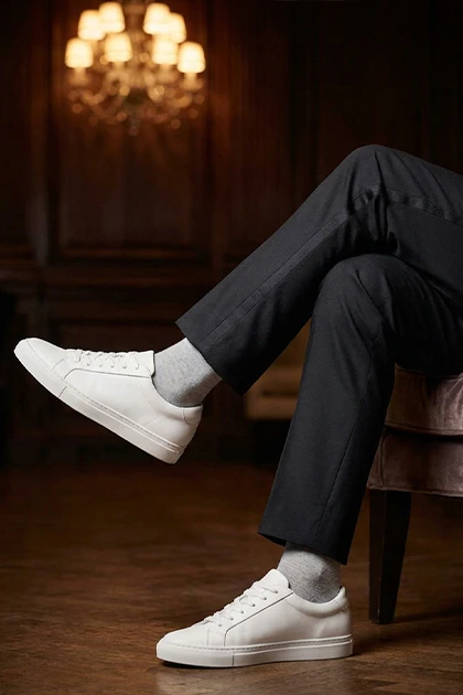 sneakers onder pak